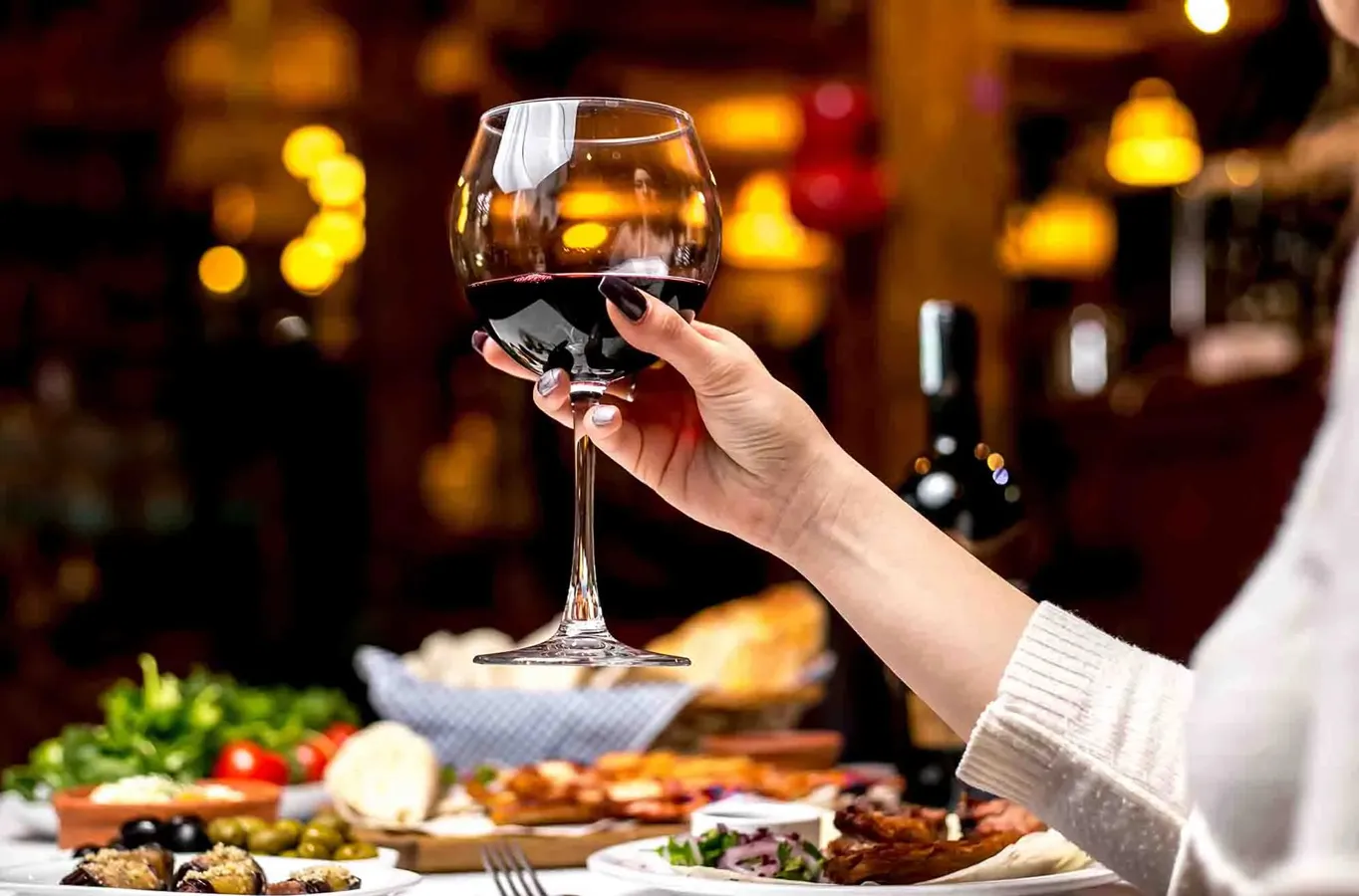 Cách thưởng thức rượu vang đúng điệu mà bạn nên biết 2 kết hợp rượu vang với ẩm thực