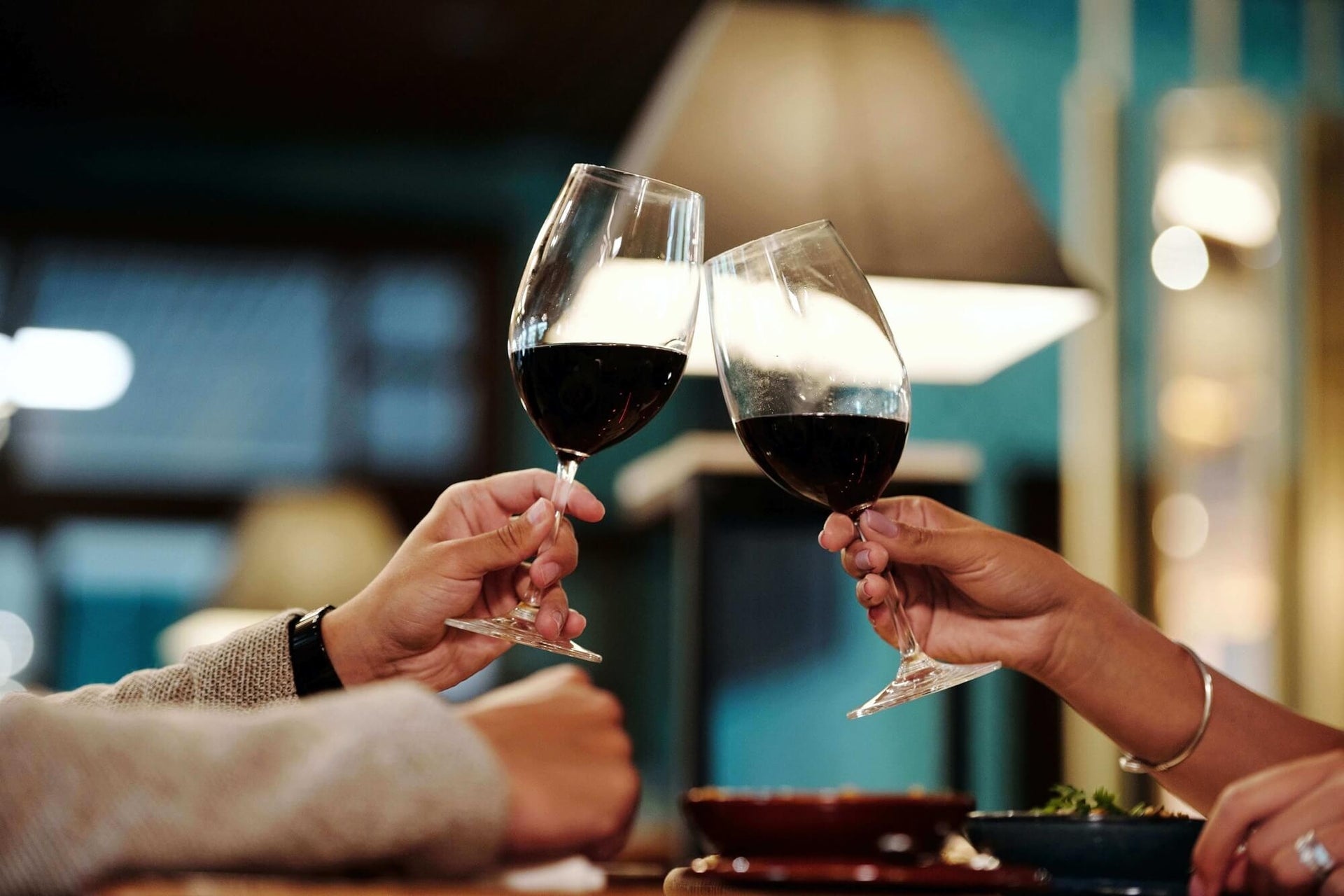 Có nên uống rượu vang trước khi ngủ không? 3 lợi ích của uống rượu vang trước khi ngủ