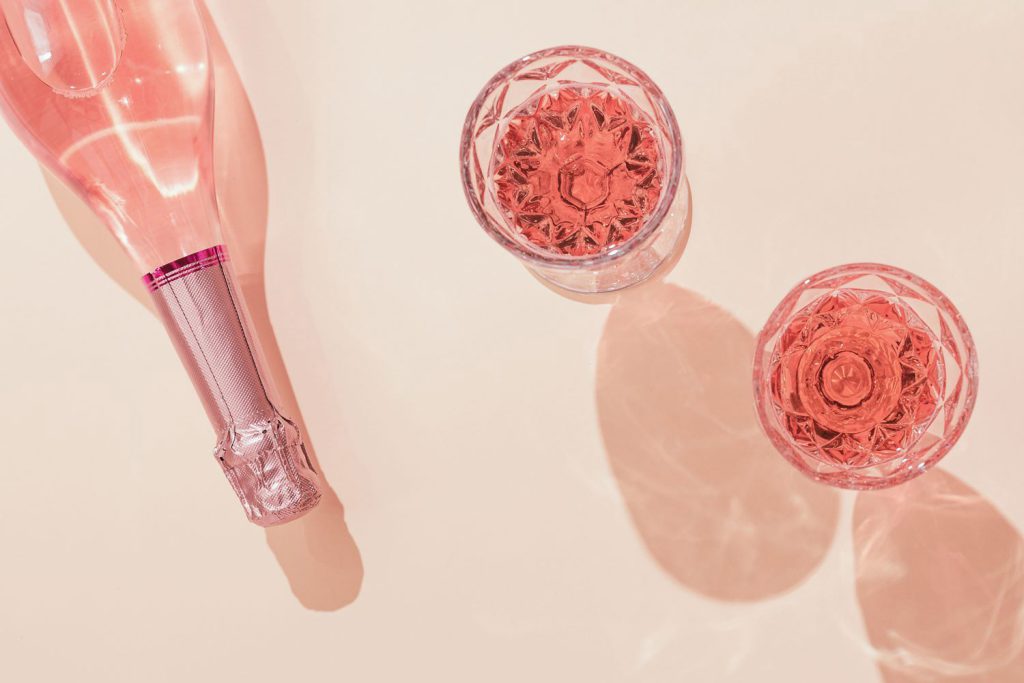 Điểm qua những loại rượu vang nhẹ dành cho phụ nữ 37 ruou vang hong nhe danh cho phu nu - Shop rượu vang nhập khẩu Wine MKL