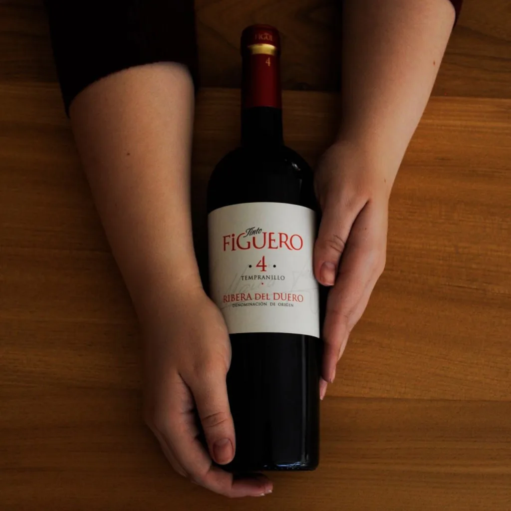 Nên mua rượu vang gì tặng sếp? Gợi ý chọn quà sang trọng, tinh tế, đúng chuẩn doanh nghiệp 5 rượu vang tây ban nha tinto figuero 4 dành tặng sếp