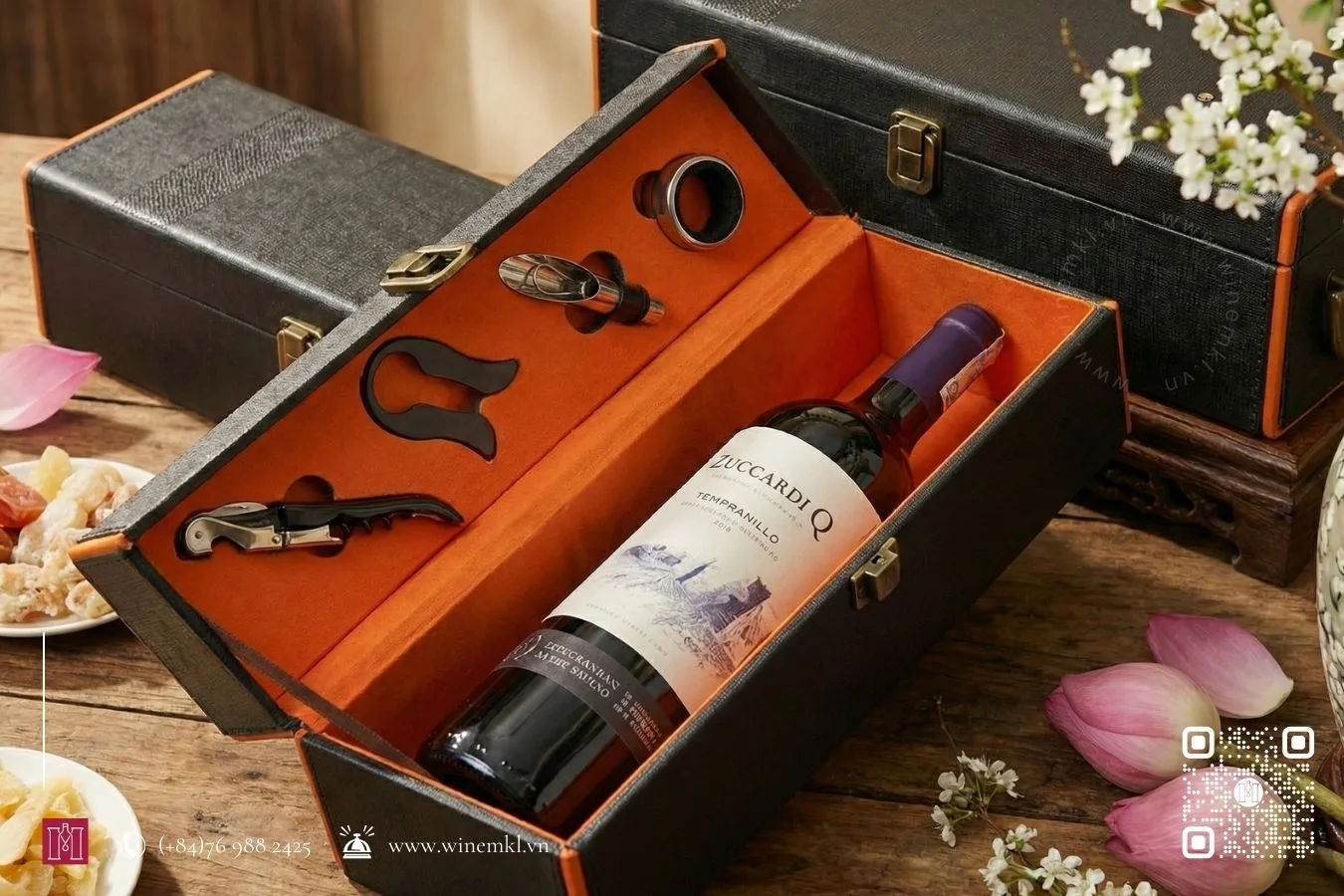 Combo rượu vang Argentina Zuccardi Serie A Tempranillo kèm hộp da đơn đen viền cam, có phụ kiện 8 combo 01 chai rượu vang argentina zuccardi serie a malbec kèm hộp da đen viền cam có phụ kiện